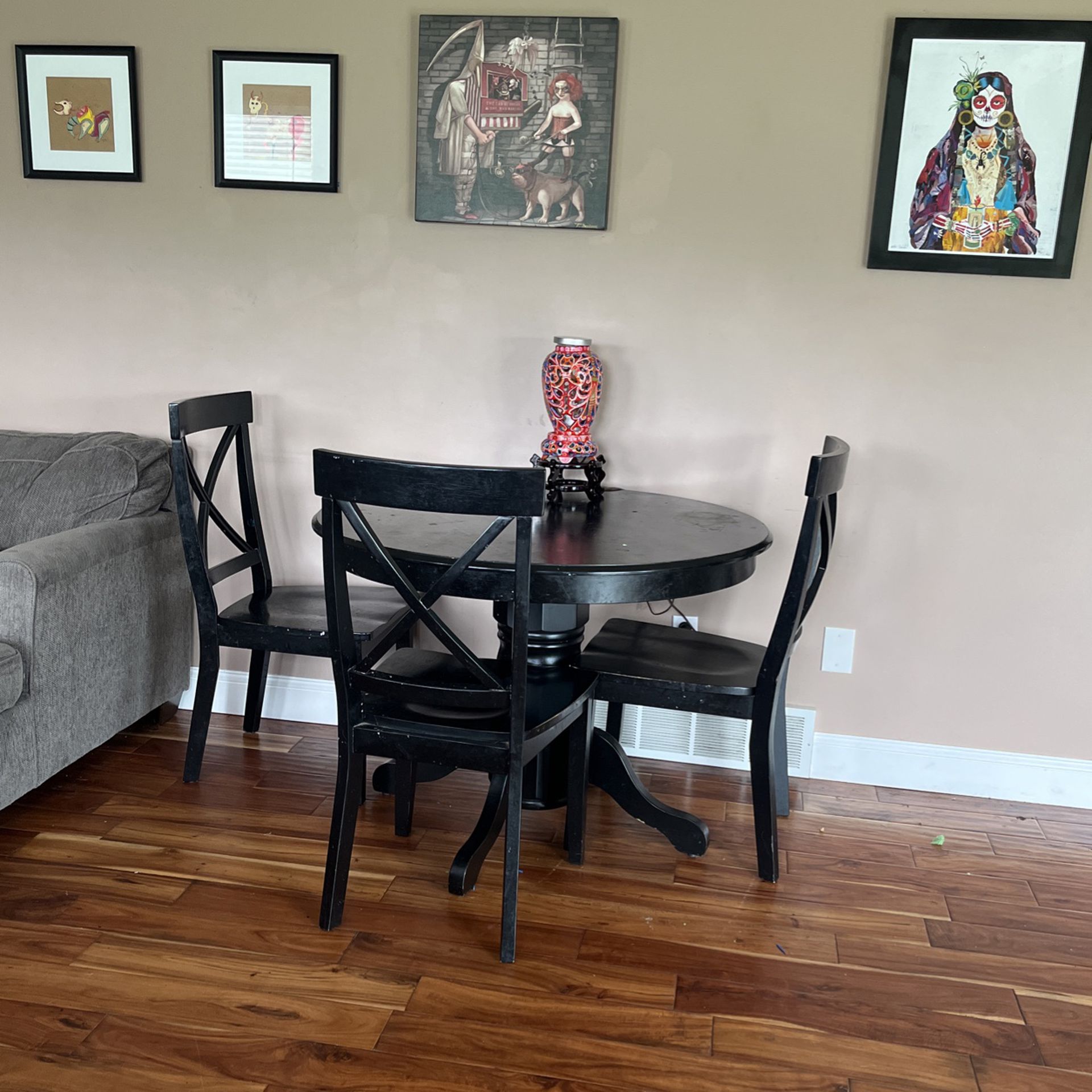 Blk Round Table W/3 Chairs