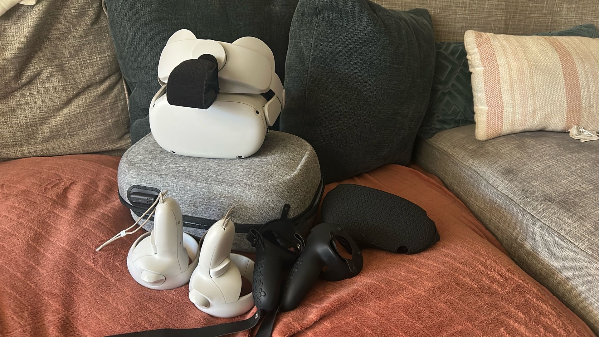 Quest 2 Oculus With Accessories