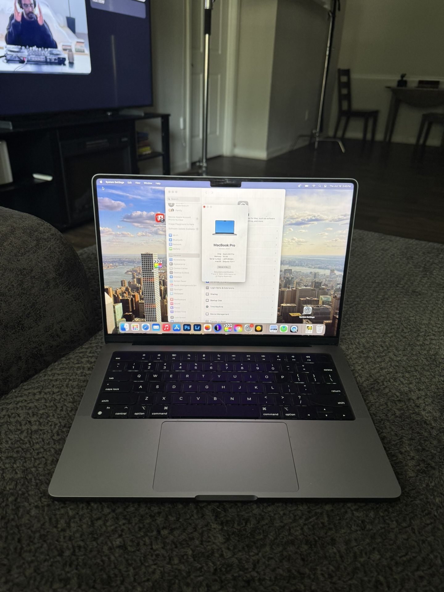 Macbook pro 14in 16gb ram 512gb m2 pro chip