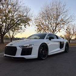 Audi R8 Carbon Fiber Front Splitter