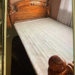 ☘️QUEEN SIZE BEDROOM SET : BED, BOXSPRING , DRESSER , 2 NIGTSTANDS☘️
