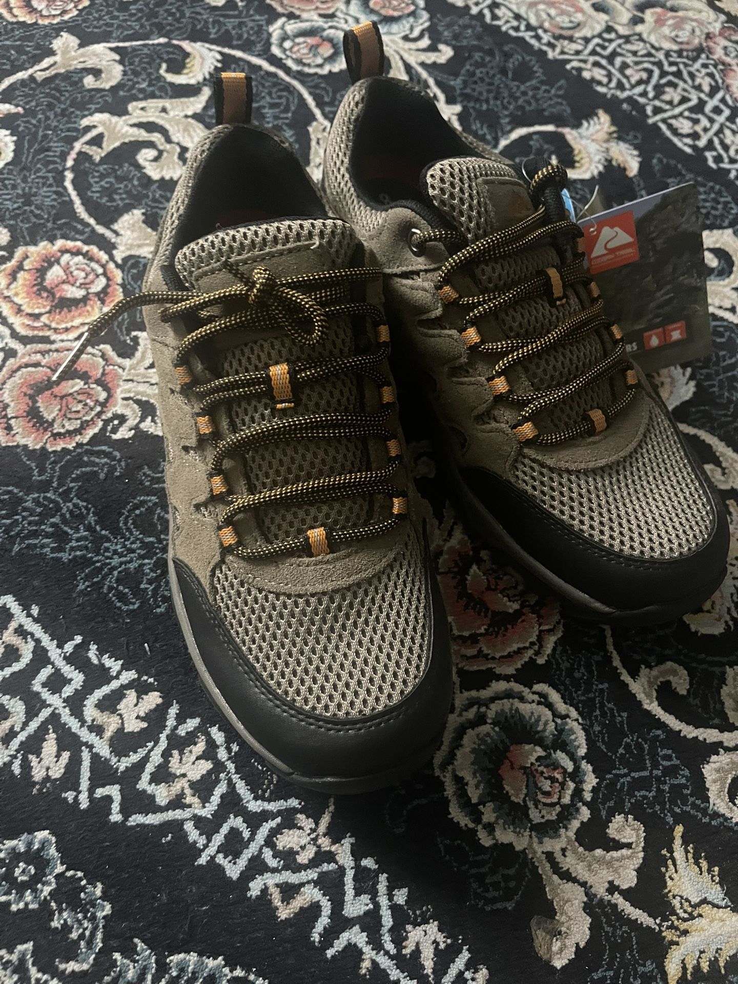 New Mens Shoes (size8)