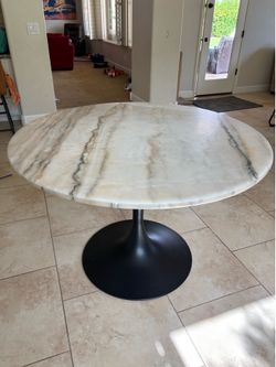 Gorgeous tulip-style pedestal table