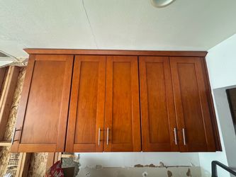 Kitchen Cabinets 9 total Pieces