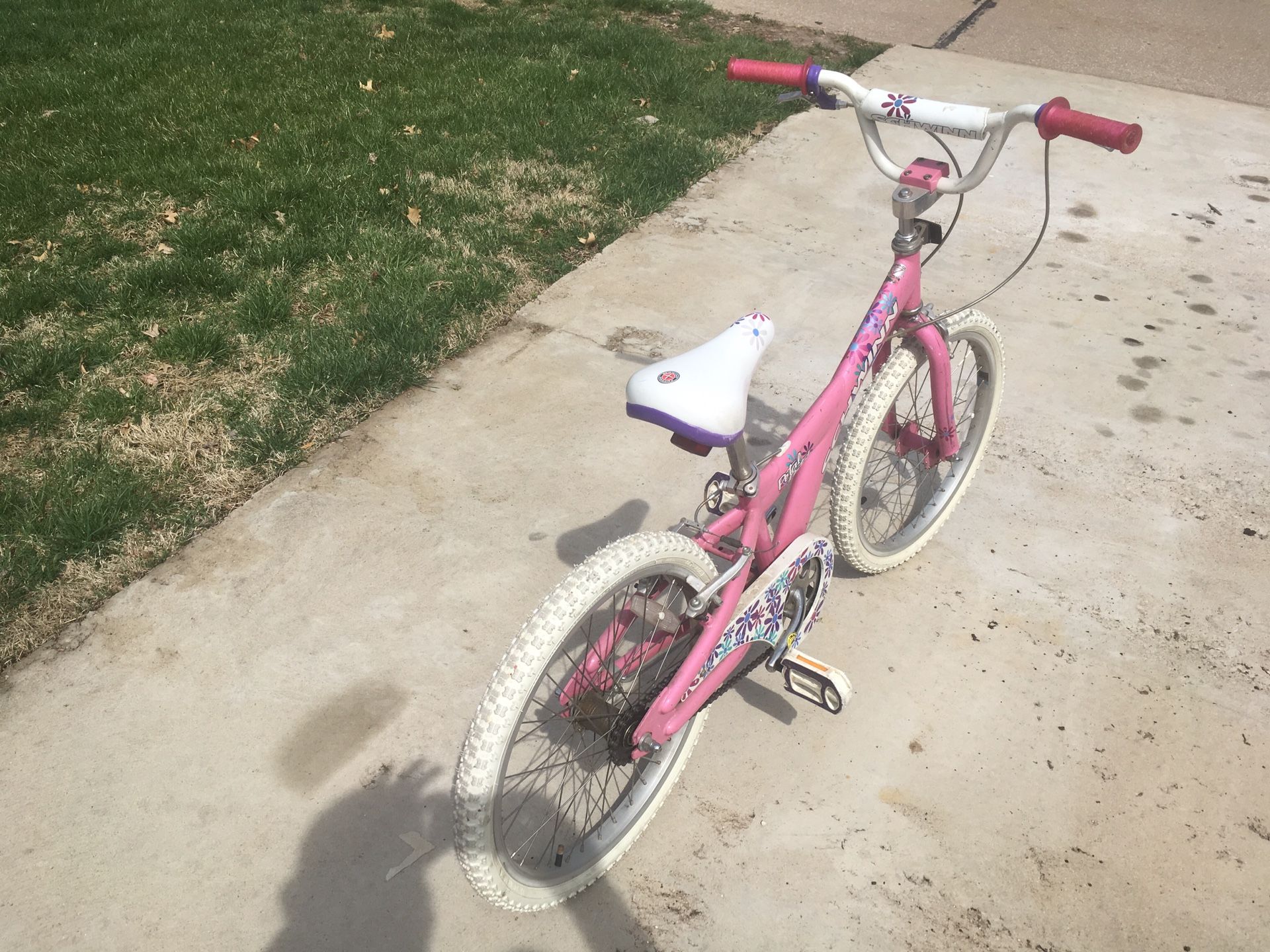 Schwinn girls pink bike