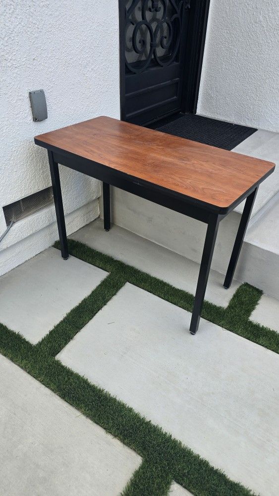 Table,  Desk  Super Sturdy. Buisness Table