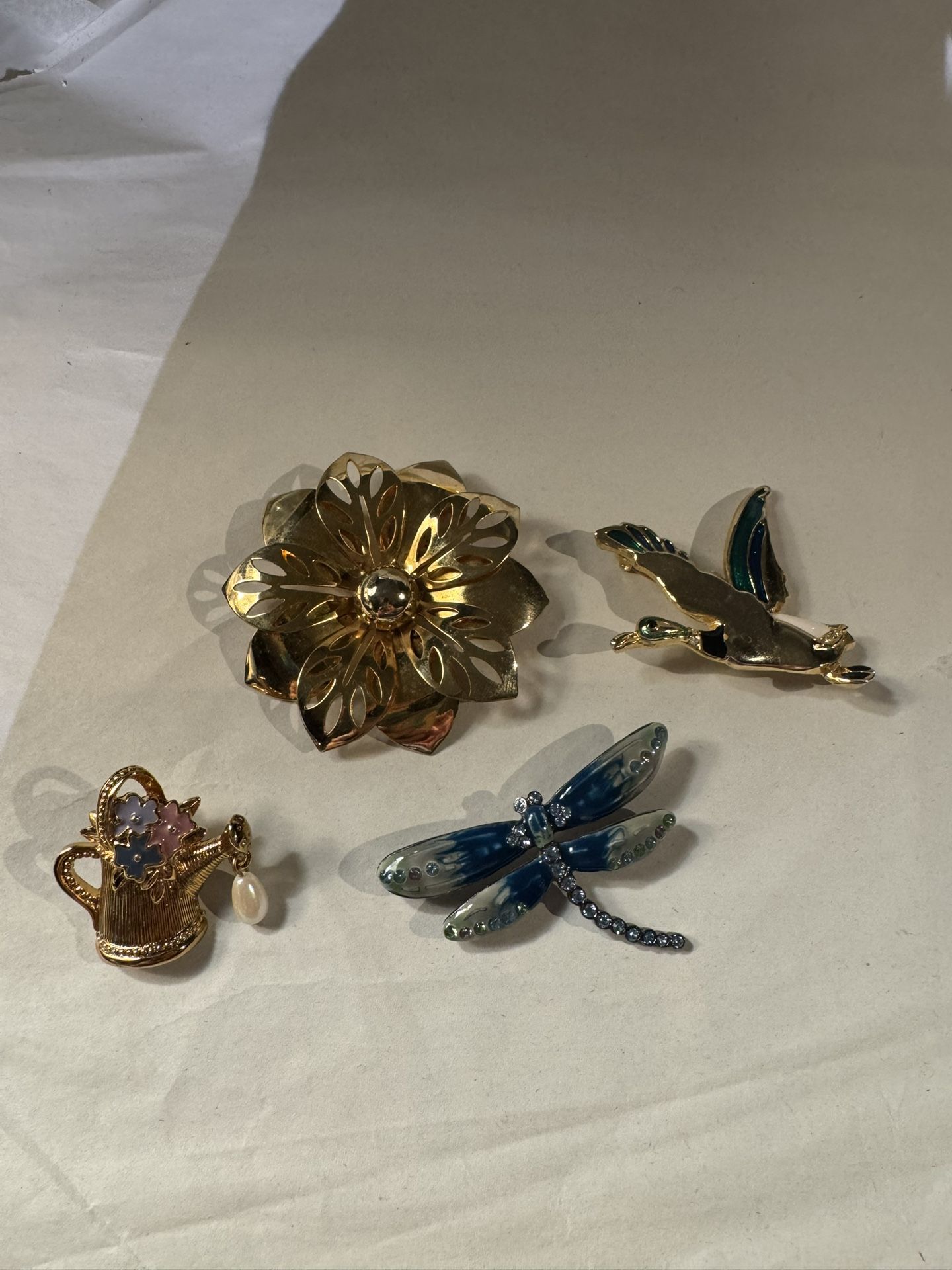 Mixed Lot of 4 pin/brooch dragonfly,watering can(Avon),duck,gold tone flower