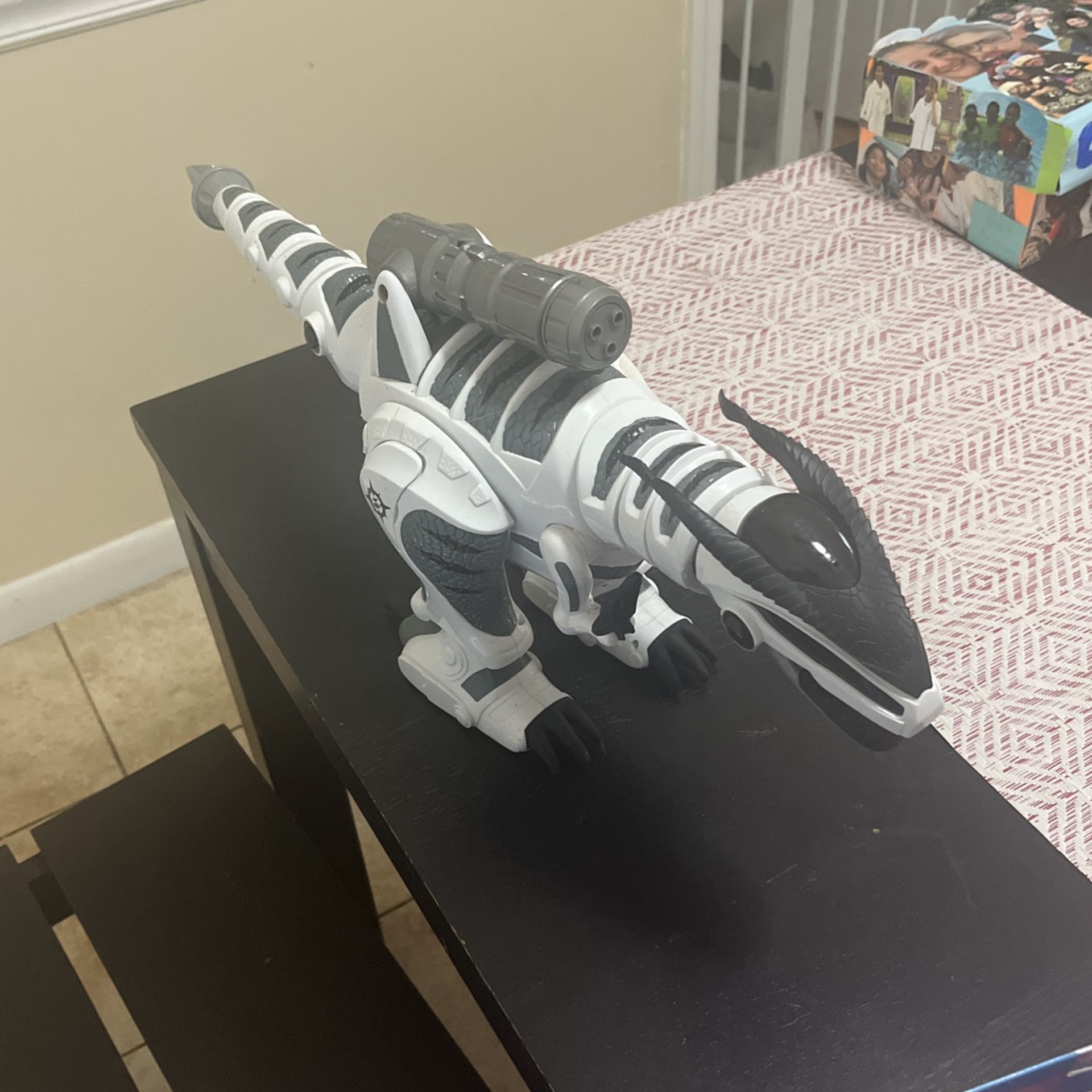 Wow Wee Roboraptor White Black Interactive Dinosaur 26.5" Robot w/Remote Control