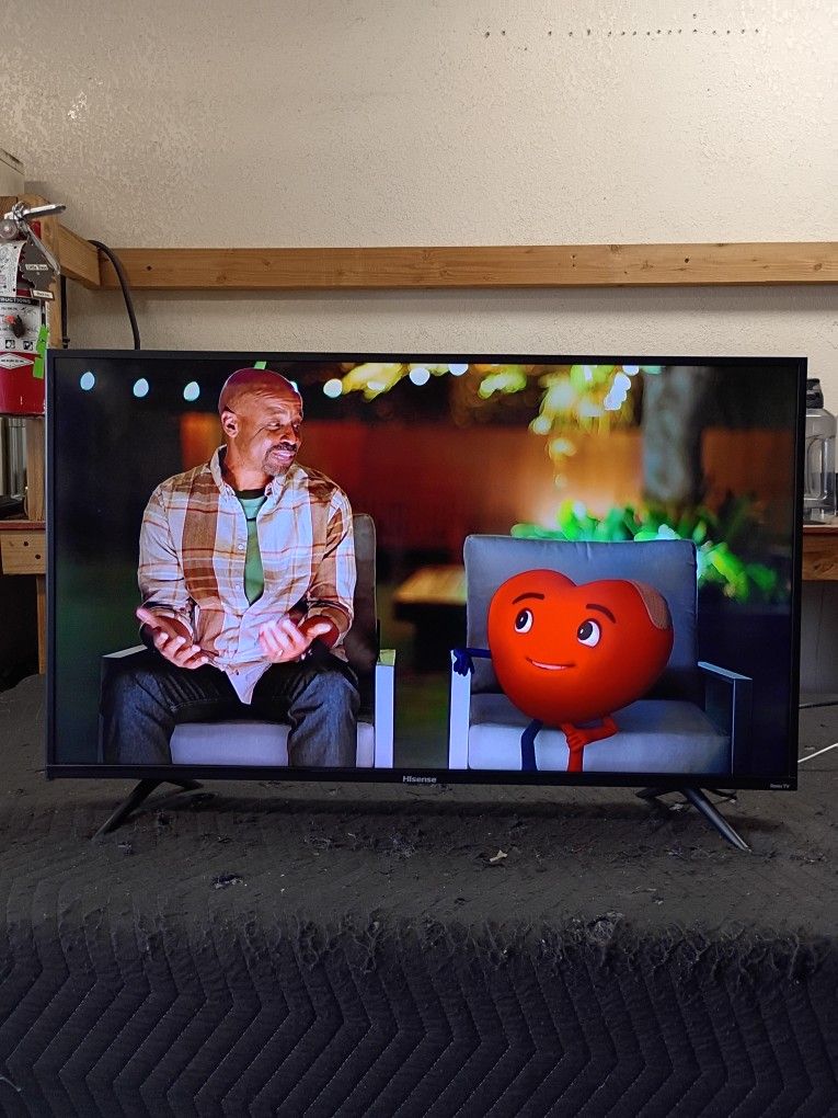 40 Inch Roku Hisense 4k smart Really Nice Tv Comes With Remote Control Shows Great Picture Works Fantastic Guaranteed