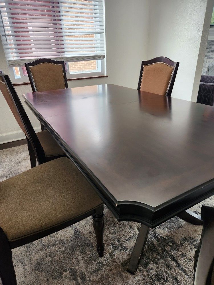 Dining Room Table & 6 Chairs
