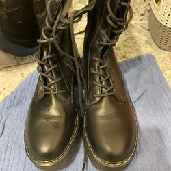 Short black boots
