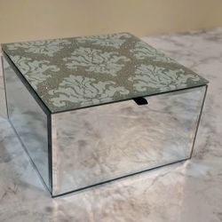 ELEGANT GLASS DECORATIVE BOX WITH VELVET INTERIOR