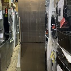 Bosch 800 - 24” Counter-Depth Bottom-Freezer Refrigerator with Ice Maker 