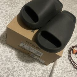 Yeezy Slides 6y