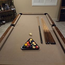 Olhausen Pooltable - Pool Cues, Balls, Rack, Cover and Accessories.
