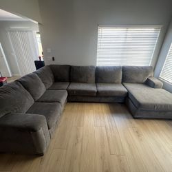 Large Gray Sectional Couch w/ Chaise – Good Condition