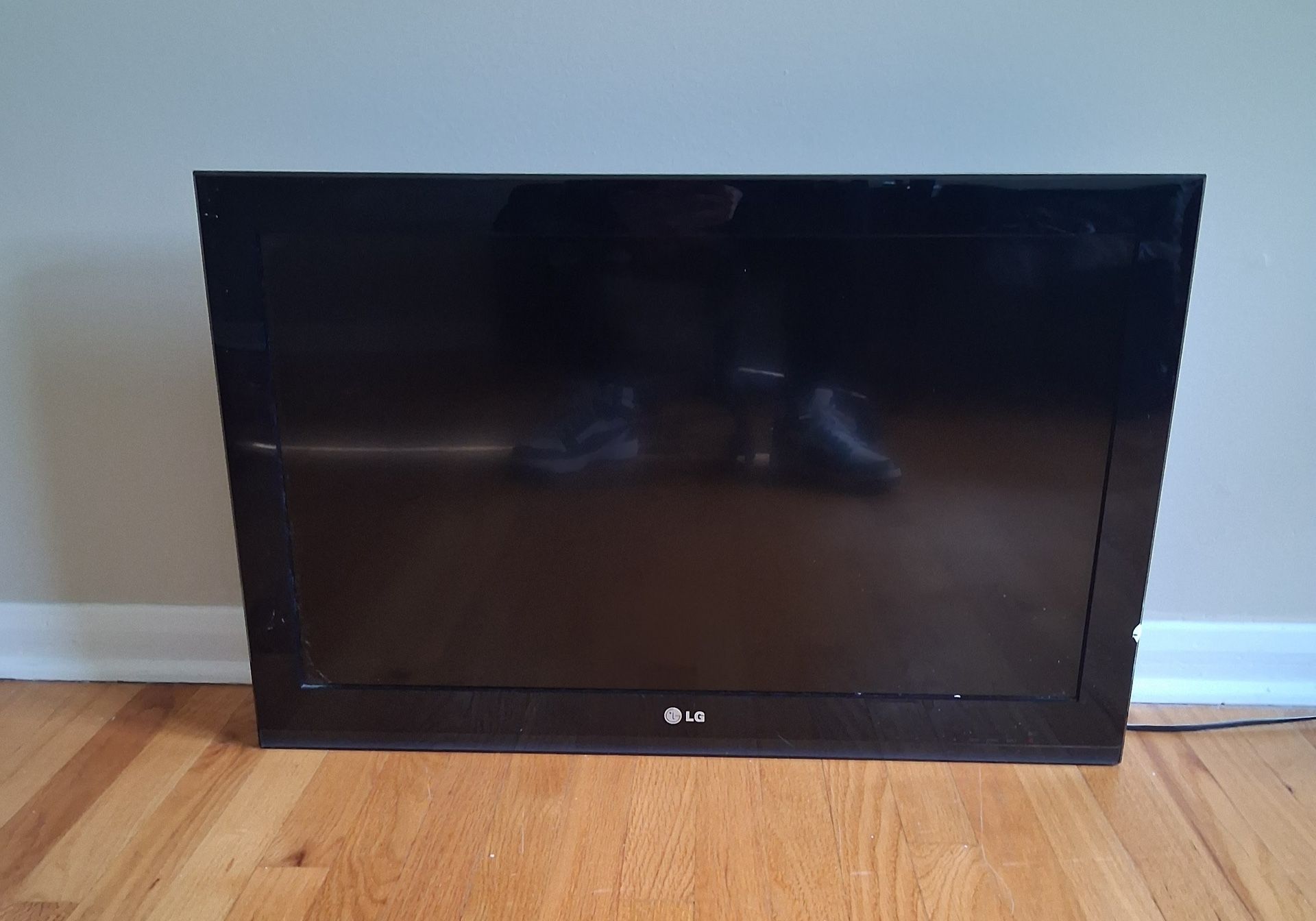 LG 32CS560 32" 1080p Full HD LCD TV – Works Great!
