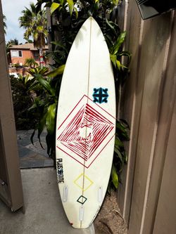 Plus One 5’9” shortboard with a thruster setup surfboard