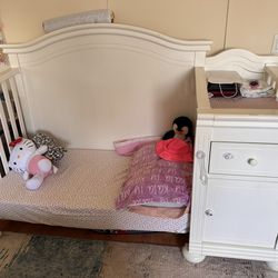 Interchangeable Infant Crib to Toddler Bed And changing Table