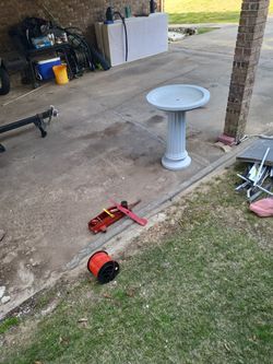 3 1/2 Ft Bird Bath Good Shape.