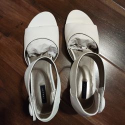 ARRAY White or Grey Low Wedge Sandals - size 10N