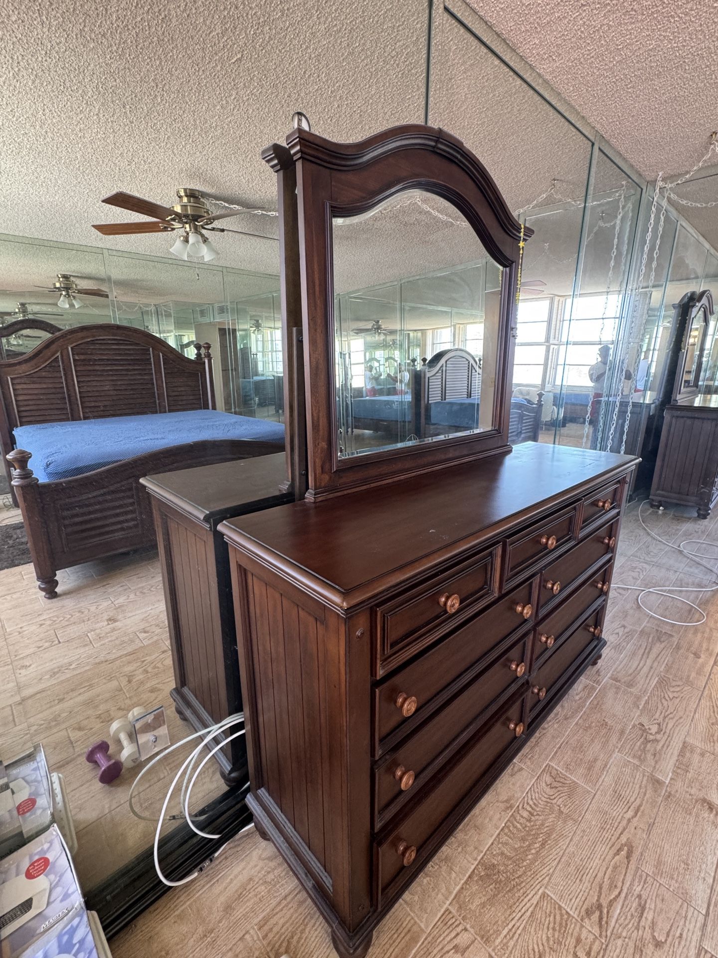 Dresser With Mirror. 