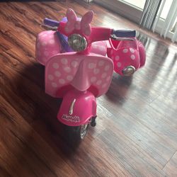 montable eléctrico Kid Trax Disney Minnie Mouse Happy Helpers Scooter con sidecar. 