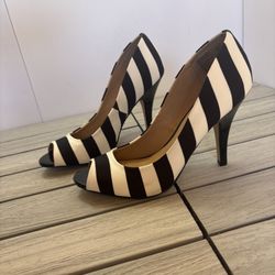 Fioni Size 9 Back And White Stripe Open Toed Heels