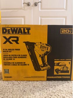 NEW DEWALT 20V MAX XR 15-GA Angled Finish Nailer Kit DCN650D1