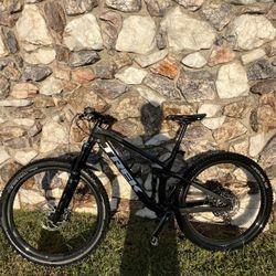trek 2023 fuel ex 9.8   L -M  de carbono  llantas 29” tubules 