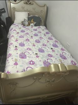 Cama y gavetero