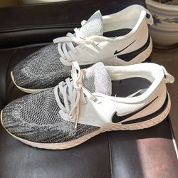 Nike fly knit size 8.5