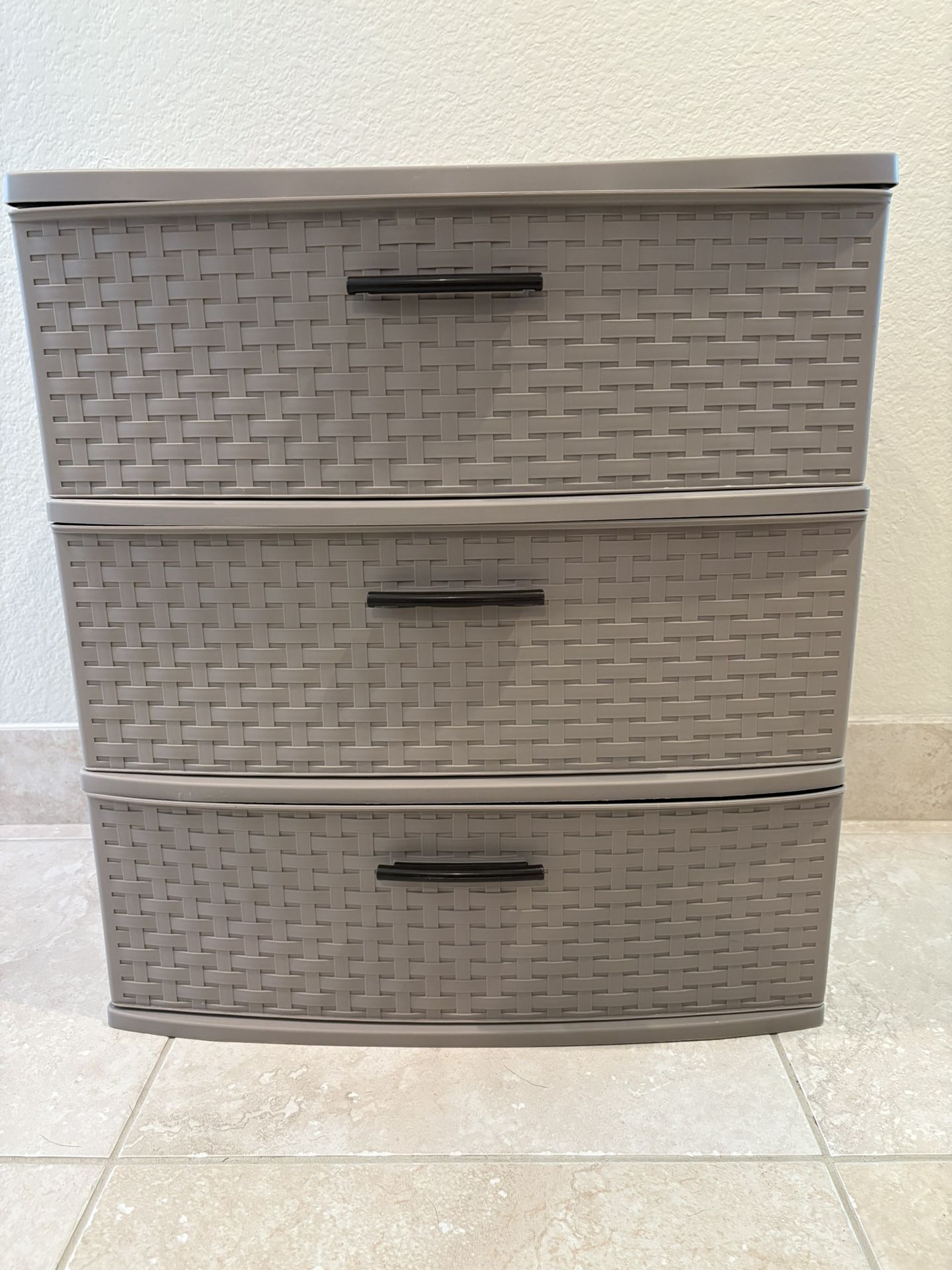 Sterlite Storage drawers. 3 drawers with plastic basket weave in like new condition.