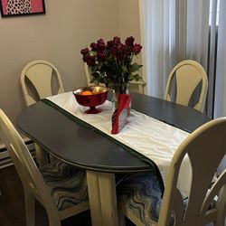 Table with 6 chairs.