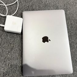 MacBook Air M1 8-Core CPU and 7-Core GPU 13"
