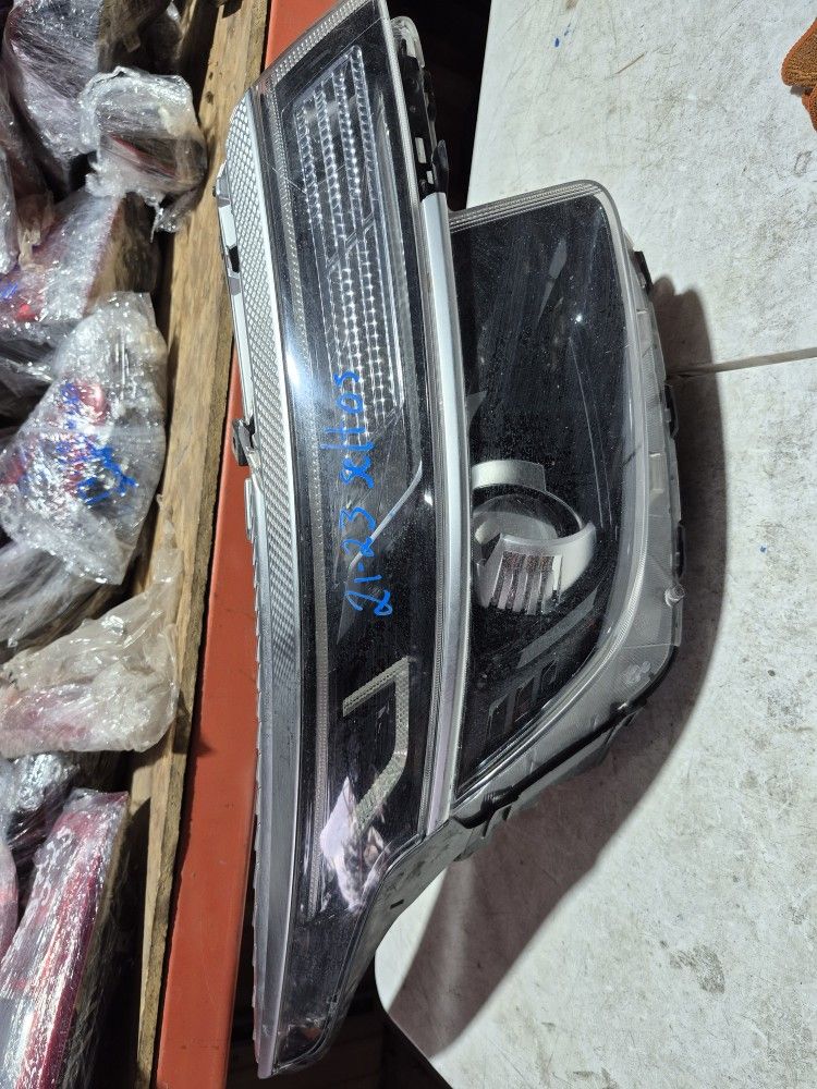 Kia Seltos Right Headlight Oem