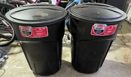 2 Roughneck 32 Gal. Easy Out Wheeled Trash Can in Black with Lid