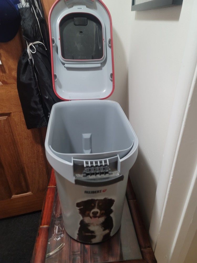 DOG CANTINER FOR FOOD HAS WHEELS SEALS TIGHT