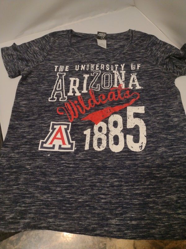 U of A Ladies V-Neck T-shirt. XL. Thin Material..