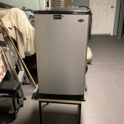 mini refrigeradora. color gris