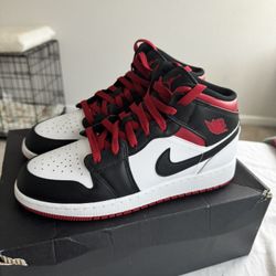 New Air Jordan 1 Mid-size7Y