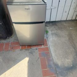 Small l Refrigerador  Perfect Condicion  75.00