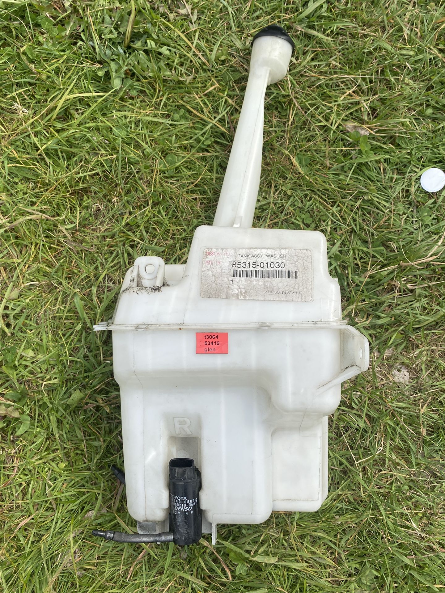 Tank Assembly Windshield Washer Toyota Matrix 2005 OEM