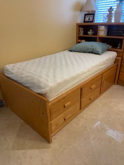 Twin Sealy Mattress with Mattress Pad & Protector – Excellent Condition