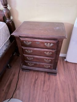 Elegant Queen/King Traditional Bedroom Set – 4 Poster Bed with Matching Furniture