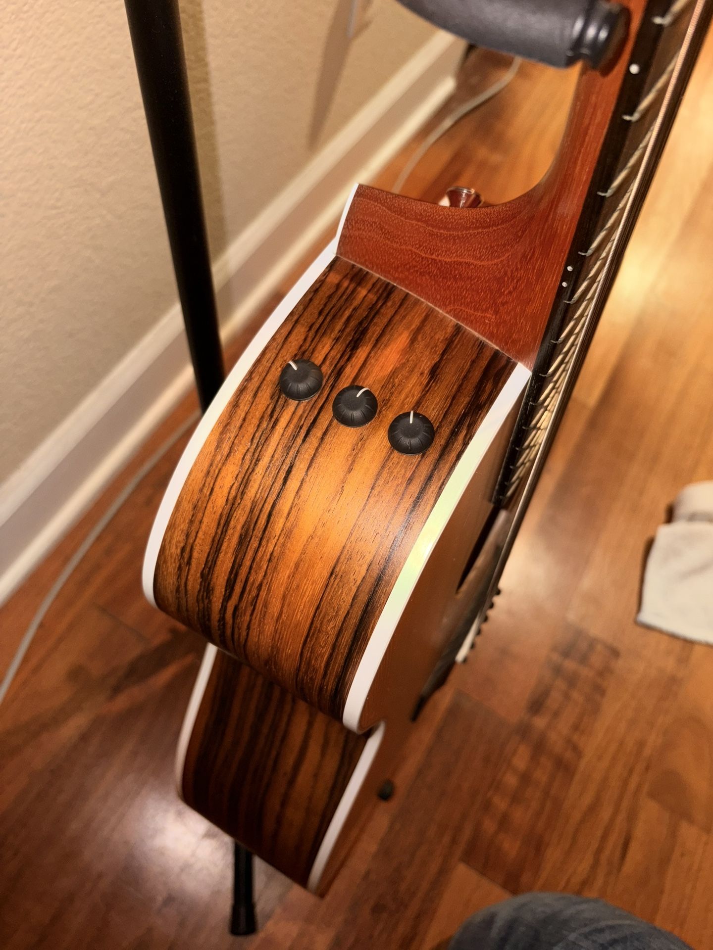 Acoustic Electric Guitar 