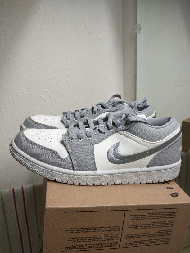 Women's Air Jordan 1 Low SE Wmn Size 10 DV0426-012