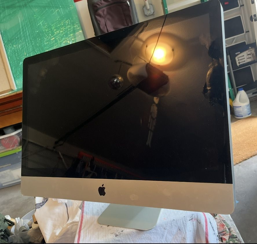 iMac computer like new you will need to buy a keyboard and mouse for it.