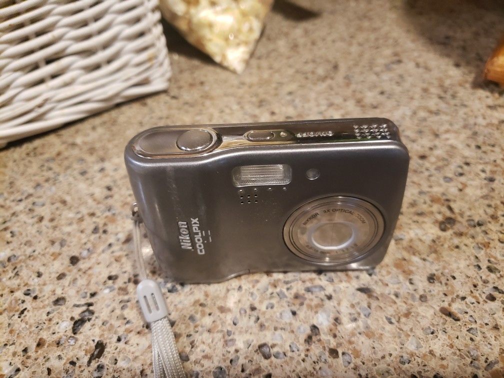 Nikon Coolpix L2 Camera