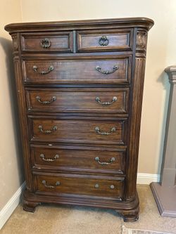 Dresser with 7 drawers
